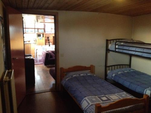 Merkem的住宿－St-Antoine，带两张双层床的客房和走廊
