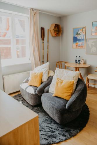 a living room with two chairs and a couch at sleepArt beach in Celle
