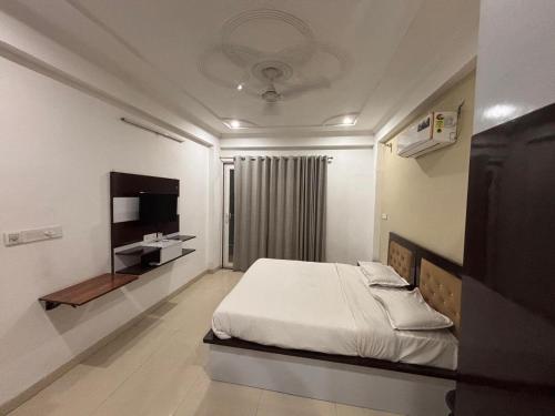 a bedroom with a bed and a television in it at Tranquil Bliss in Jāmb