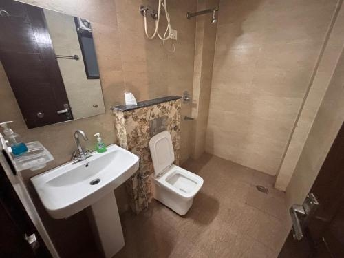 a bathroom with a white sink and a toilet at Tranquil Bliss in Jāmb