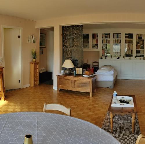 a living room with a bed and a table at Gîte MAÏ - Classé 3 étoiles in Dieppe