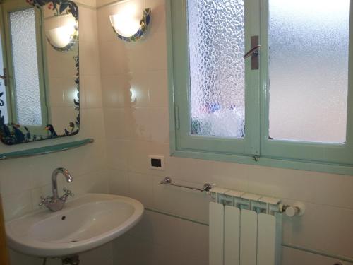 モンテロッソ・アル・マーレにあるTorre Baciugaのバスルーム(洗面台、窓付)