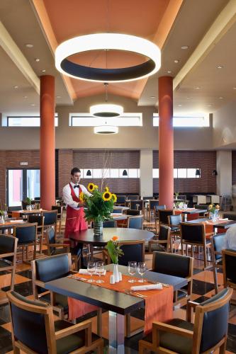 Restaurace v ubytování Apollonion Asterias Resort and Spa