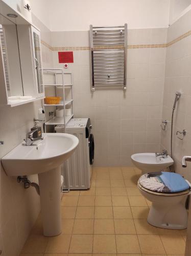 a bathroom with two sinks and a toilet at B&B Ginevra in Gizzeria