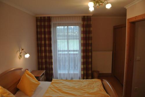 - une chambre avec un lit et une fenêtre dans l'établissement Kugellehen, à Radstadt