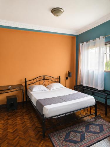 a bedroom with a bed and a window at Hôtel la medina in Antananarivo