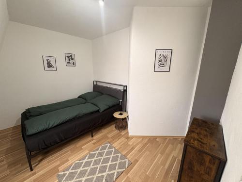a bedroom with a green bed in a room at Ferienwohnung "Zum Pfadfinder" in Thalfang