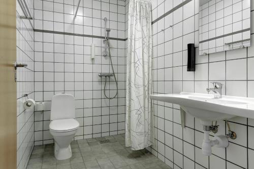 Ein Badezimmer in der Unterkunft Hotel Røde-Kro