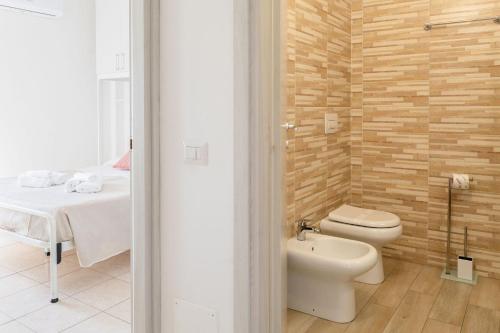 a bathroom with a toilet and a bed at Italian Experience-Suite Riviera in Porto Recanati