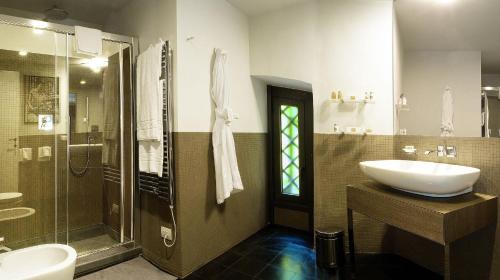 La salle de bains est pourvue d'un lavabo et d'une douche. dans l'établissement Margutta Mews, à Rome