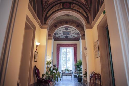 a hallway with an ornate ceiling and a window at Hotel Villa Liana in Florence