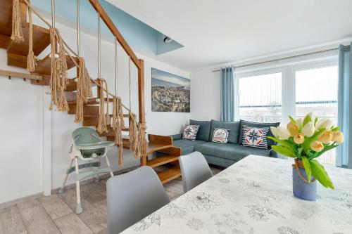 Dwupoziomowy Apartament w Nadmorskim Klimacie z Balkonem by Noclegi Renters