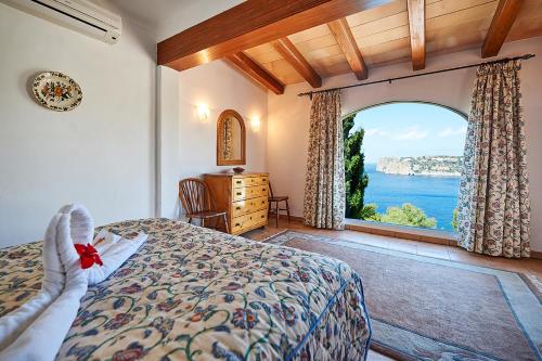 ポルト・ダンドラッチにあるLas Escaleras - Villa PEKA - 4Sのベッドルーム1室(ベッド1台、大きな窓付)