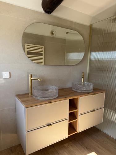 a bathroom with two sinks and a mirror at Mini Villa avec piscine privée in Porto-Vecchio