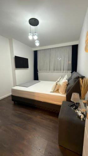 a bedroom with a large bed and a couch at Grand Saphire Resort c blok in Aradhippou