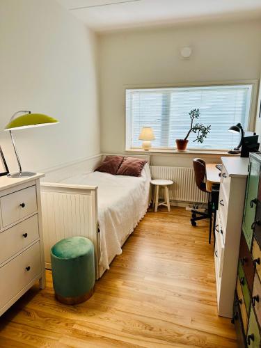 a bedroom with a bed and a desk and a window at Beach & City Fun plus Elevator & Free Parking in Hellerup