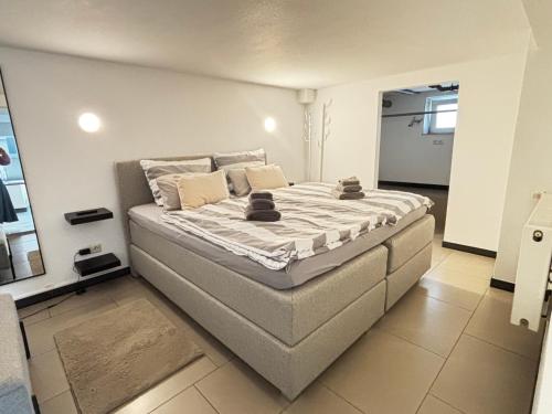 a bedroom with a large bed in a room at Moderne und gemütliche Wohnung in Herzogenrath