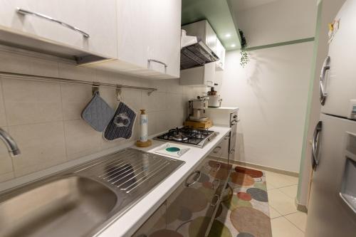a small kitchen with a sink and a stove at Il Bergamotto in Bitritto