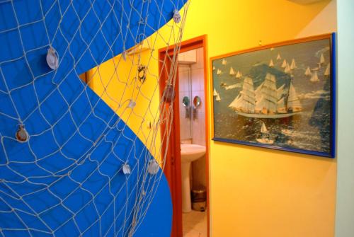 un bagno con un dipinto di una nave sul muro di Sunny Old Town Apartments a Bucarest