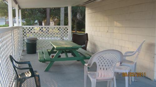 Un patio sau altă zonă în aer liber la High Springs Country Inn