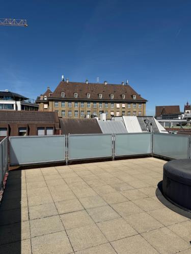 New Penthouse Loft with Rooftop Terrace 50sqm, Hot Tub, Open Kitchen Island, 2 BR, City Center
