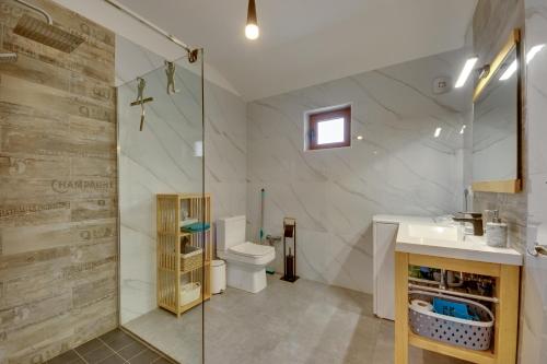 a bathroom with a shower and a toilet and a sink at Ferienwohnungen Sutorman in Bar