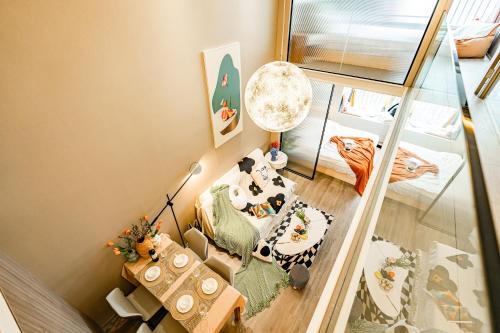 an overhead view of a living room at Yangji Yeju in Zhuhai