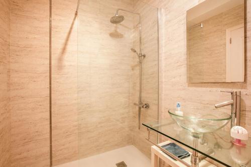 a bathroom with a glass sink and a shower at Casa Orquídea 7 in El Médano