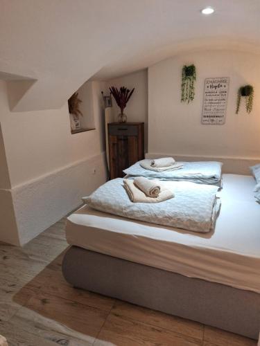 a bedroom with two beds with towels on them at Zum Feriennest in Ochtendung
