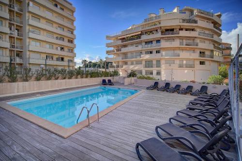 Upstays charming t2 renovated balcony and pool