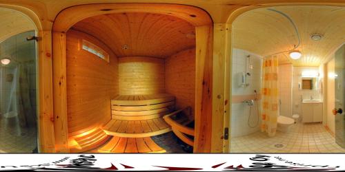 a bathroom with a sauna with a tub in it at Tahko Huoneistohotelli A in Tahkovuori
