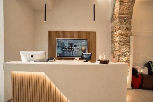 an office with a reception desk with a laptop computer at Palermo Inn Boutique Hotel in Palermo