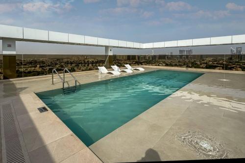 New 1 Bed Retreat Golf Course Views and Rooftop Pool