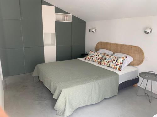 a bedroom with a bed and a table at Villa des Ponteils in Moliets-et-Maa