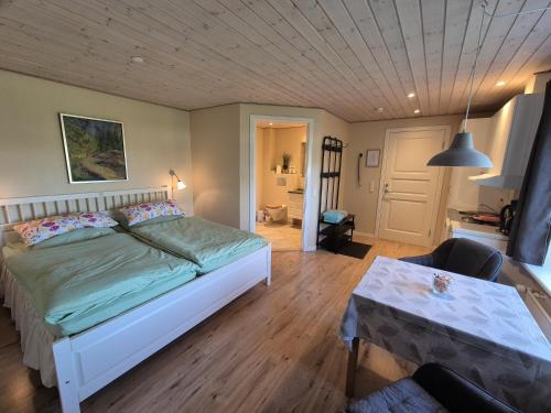 ein Schlafzimmer mit einem Bett und einem Tisch darin in der Unterkunft Postgaarden Frøslev in Padborg