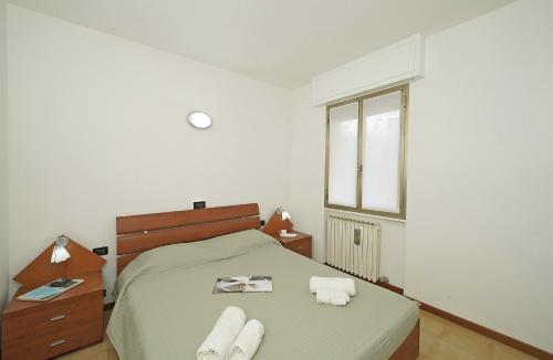 a bedroom with a bed with two towels on it at Casa vacanza Iris in Toscolano Maderno