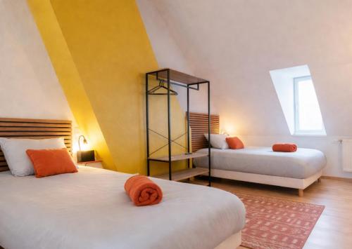a bedroom with two beds and a shelf at Maison 2 chambres avec bureau - Proche gare in Saint-Omer