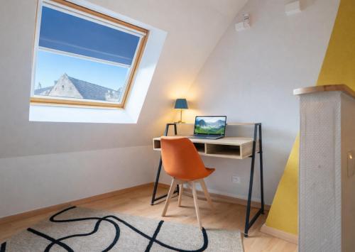 a room with a desk with a laptop and a window at Maison 2 chambres avec bureau - Proche gare in Saint-Omer