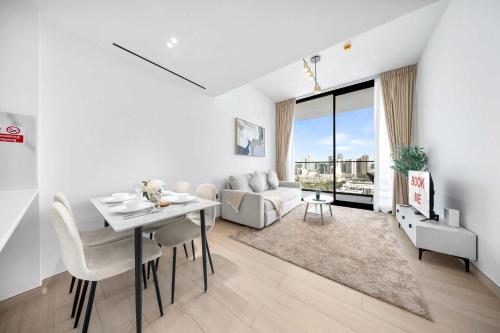 Free housekeeping visits during your stay - StayShort - Studio in JVC sleeps 4 with Amazing Views and Large Balcony