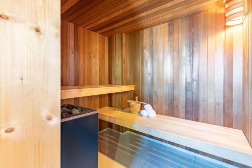 a sauna with a bench and a stove in it at Ferienhaus Kampfläufer in Dagebüll