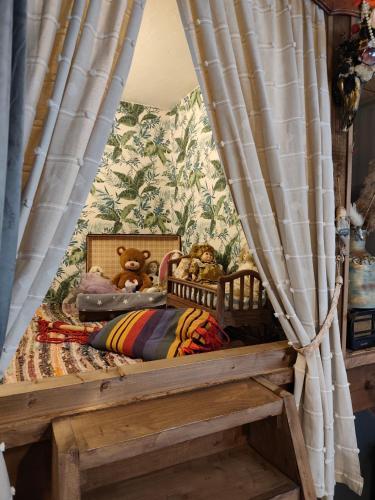 a bedroom with a crib with teddy bears on it at Violeta in Dambach
