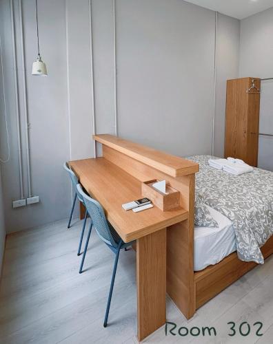 a bedroom with a desk and a bed with a bed gmaxwell gmaxwell at 崗崗好 Gangan House in San-fen-tzu