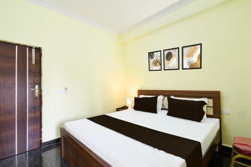 a bedroom with a large bed in a room at Super Collection O Godavari Kompally in Hyderabad