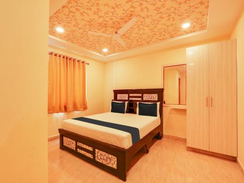a bedroom with a bed in a room at Super Collection O Bommarilu Warangal in Warangal
