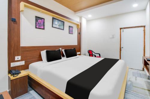 a bedroom with a large white bed in a room at OYO Hotel O Gurudwara Near RTC Complex in Visakhapatnam