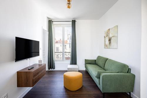 53 Montsouris Park 2 Bedrooms Quiet Alésia Renovated