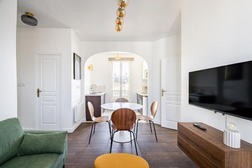 53 Montsouris Park 2 Bedrooms Quiet Alésia Renovated