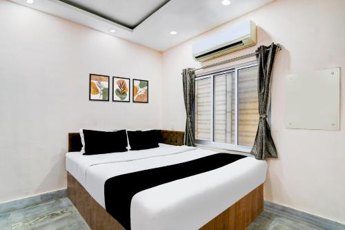 a bedroom with a bed and a window at Super Hotel O Narayana RN Tagore Hospital Formerly Lantern Guest House in Jādabpur