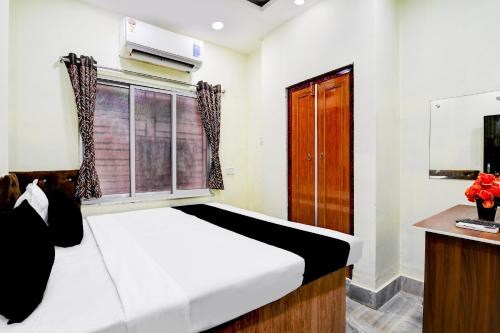 a bedroom with a bed and a window at Super Hotel O Narayana RN Tagore Hospital Formerly Lantern Guest House in Jādabpur