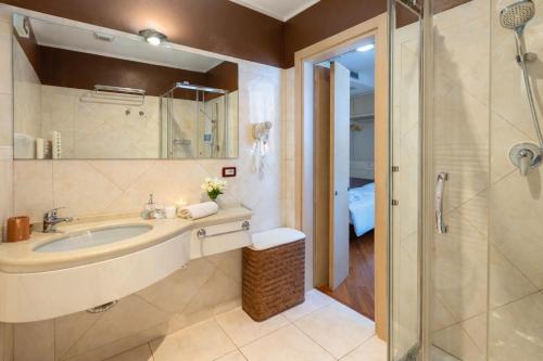 ein Badezimmer mit Waschbecken und Dusche in der Unterkunft New Hotel Dulcinea in Muggia